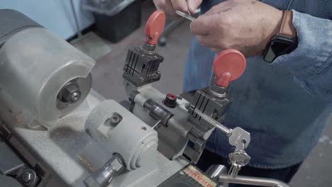 fabricante de llaves trabajando con sus máquinas mientras las prueba
