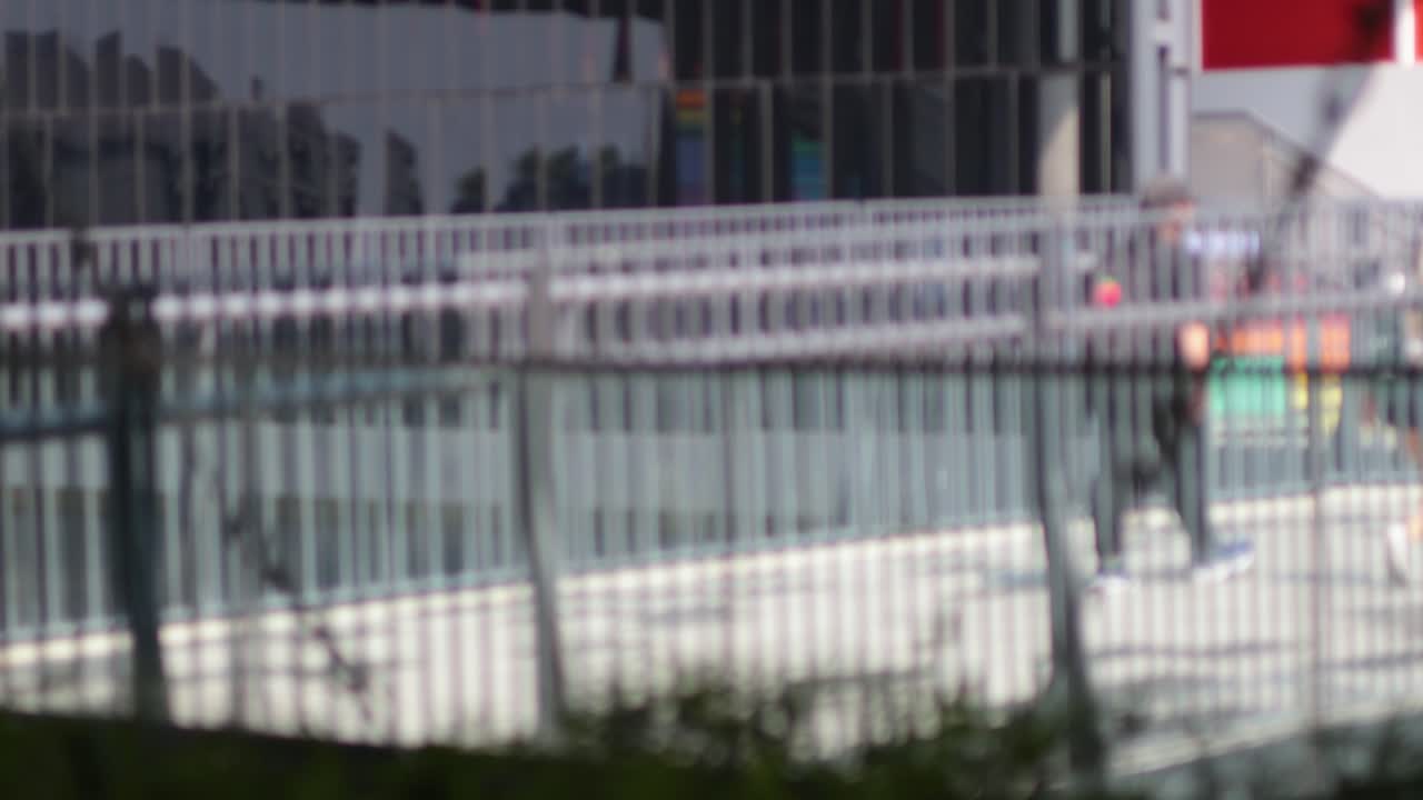 personas caminando a través de un puente en una ciudad
