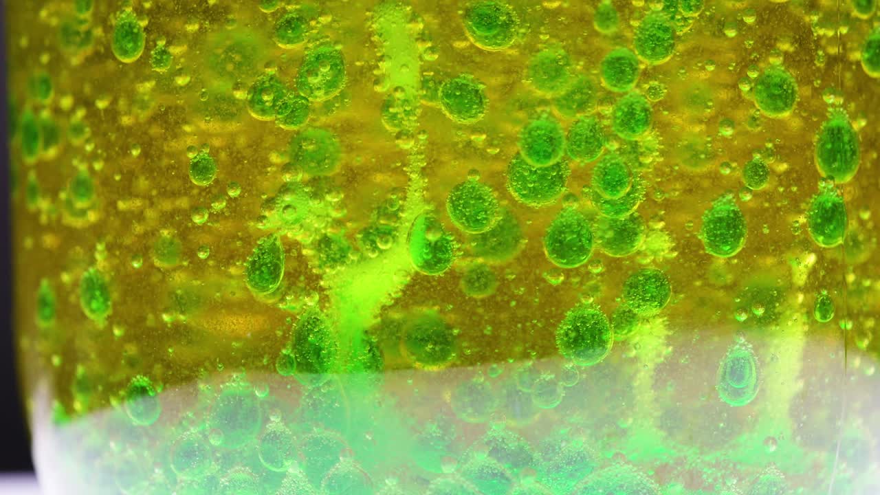 거품을 가진 다채로운 액체 실험