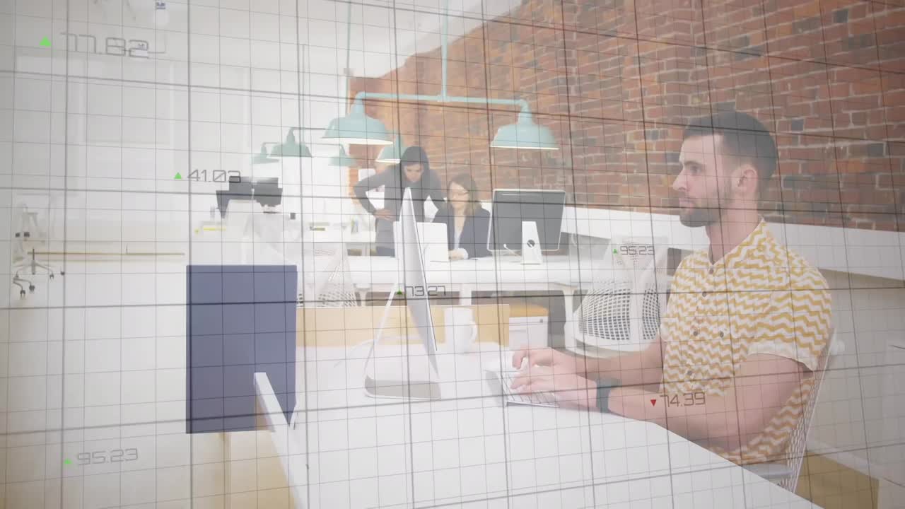 анимация обработки статистических данных над белым человеком, проводящим видеозвонок на ноутбуке в офисе