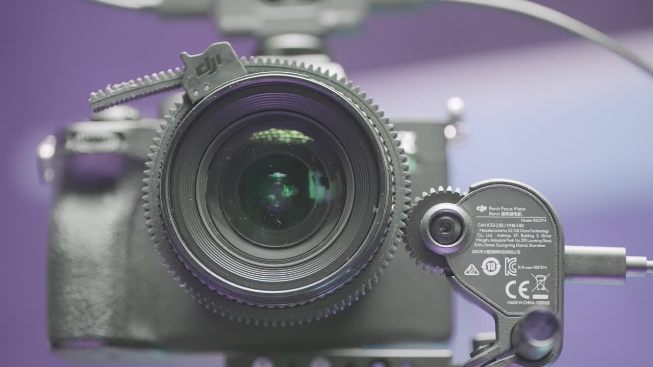 primer plano de una lente de una cámara dji