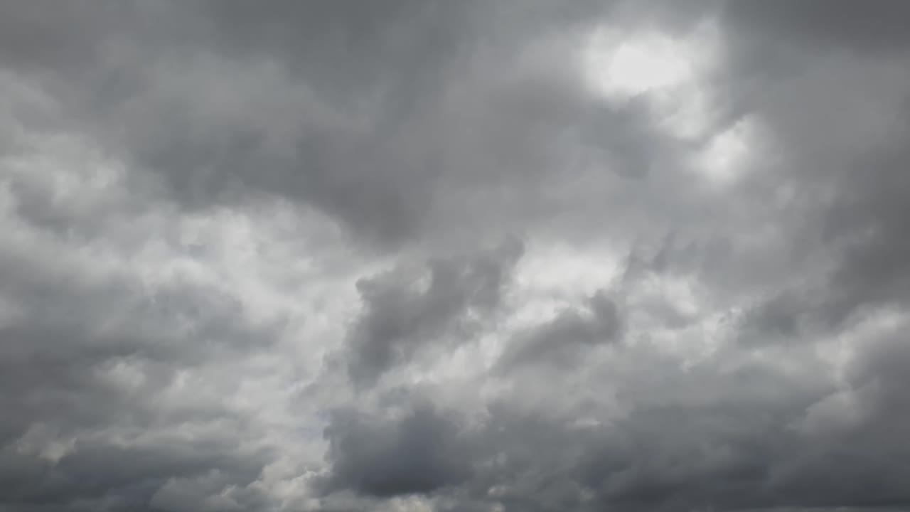 Timelapse de nubes de lluvia en el cielo de verano a media tarde