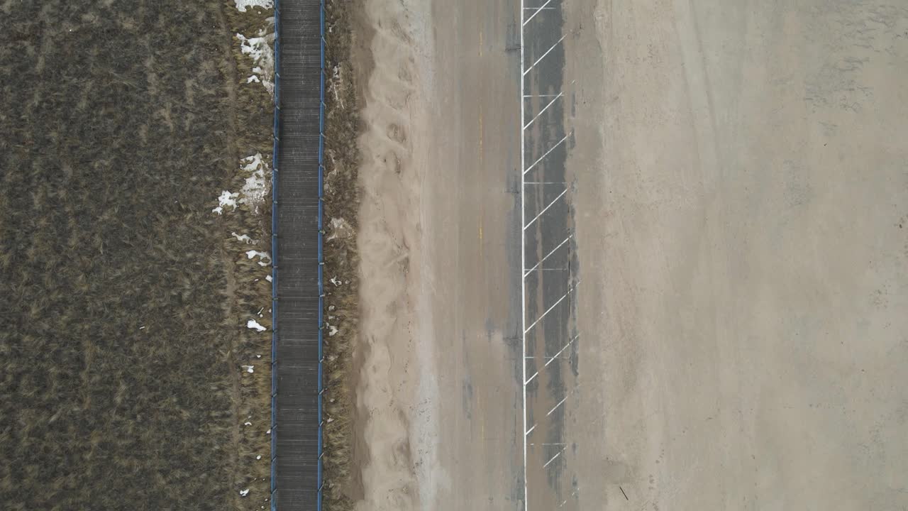 seguimiento e inclinación sobre la calle cerrada de la playa en muskegon