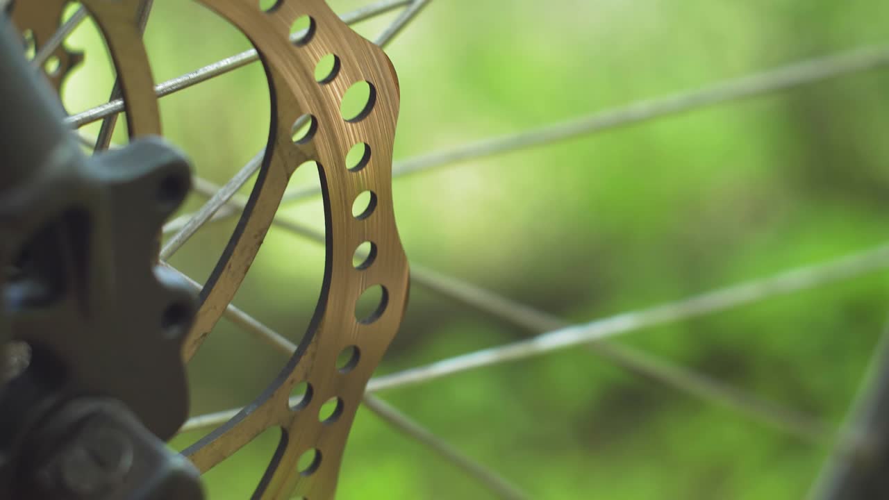 disco y rayos de freno de la rueda de la bicicleta que giran a cámara lenta