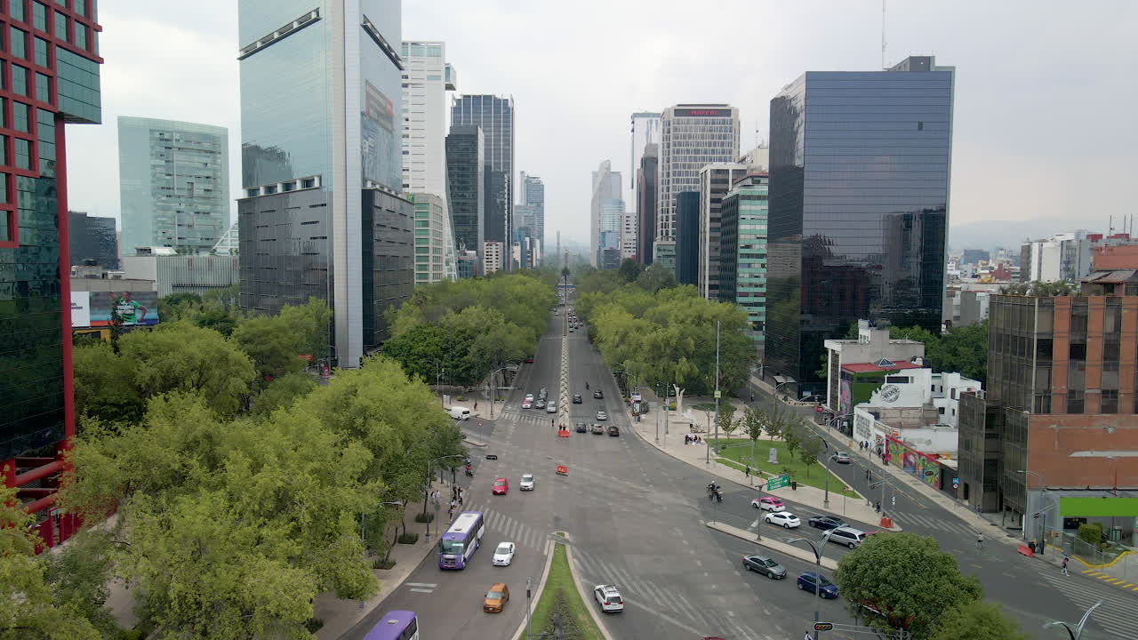 Meksika şehrindeki Paseo de la Reforma'nın sabit görüntüsü.