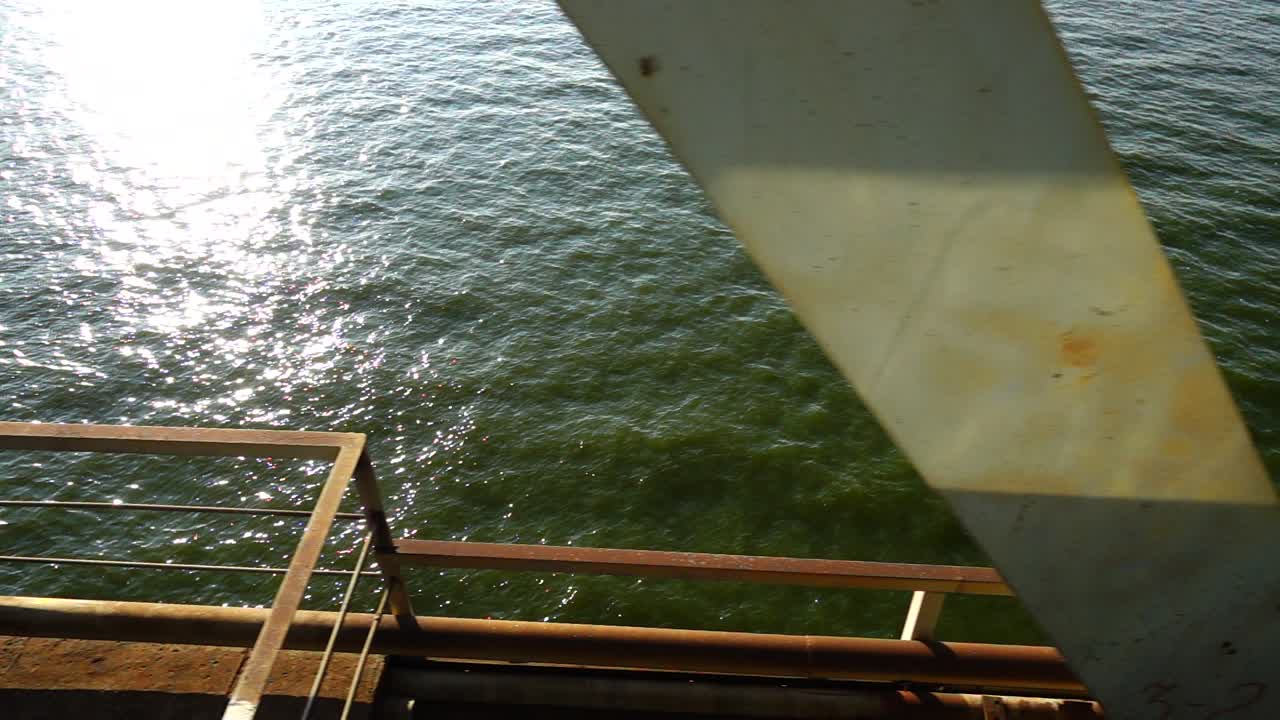 Die Brücke über dem Fluss. Bewegungsaufnahme