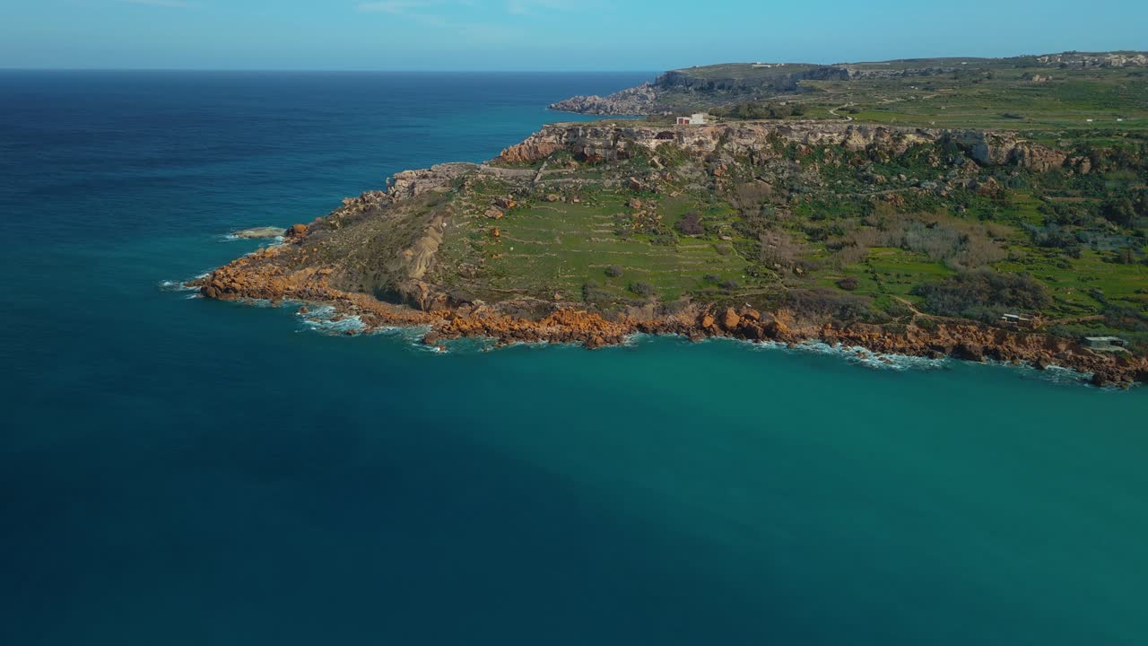 유명한 람라 만 (ramla bay) 은 몰타의 고조 섬에 있다.