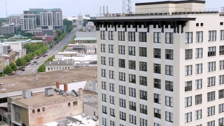 Horizonte de Montgomery, Alabama y edificio del capitolio estatal de Alabama en vista de paralaje con video de dron moviéndose de derecha a izquierda