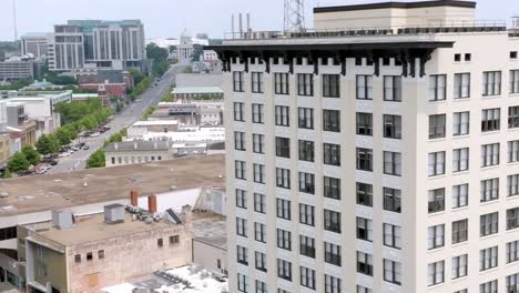 montgomery, el horizonte de alabama y el edificio del capitolio del estado de alabama vista de paralaje con video de avión no tripulado moviéndose de derecha a izquierda