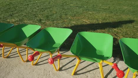 toma panorámica a través de la fila de carretillas verdes