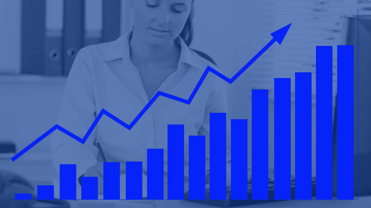 Empleada de oficina escribiendo en el escritorio mientras aparece un gráfico azul, las barras crecen, mostrando el crecimiento de las ventas.