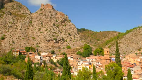 vista panorámica de una antigua aldea española en una zona montañosa, vista de las ruinas del castillo en borriol, españa