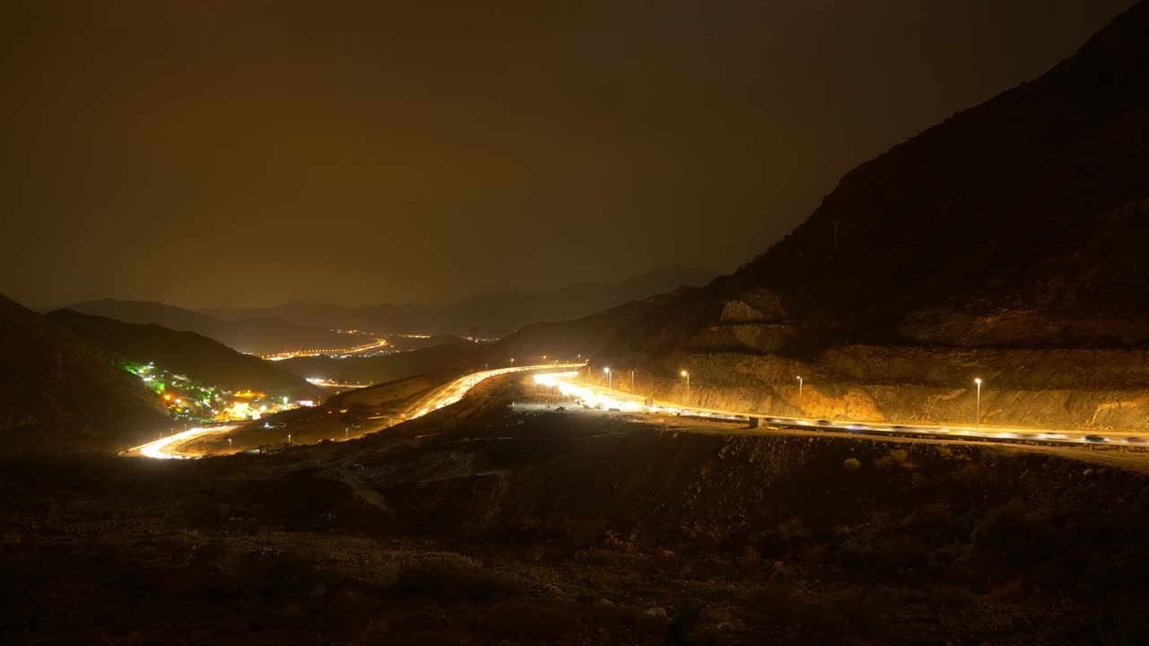 rutas de luces de tráfico a lo largo de la carretera de zig-zag en al-hada, región de taif de arabia saudita