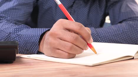 persona que escribe en un cuaderno