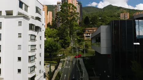 Vista-Aérea-De-La-Calle-En-El-Próspero-Barrio-Colombiano-Con-La-Montaña-Al-Fondo