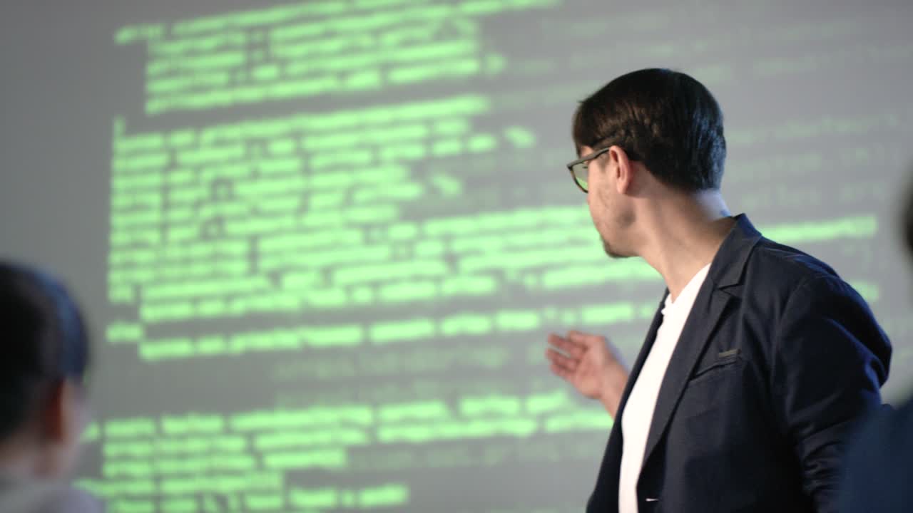 el maestro explicando el material a los estudiantes