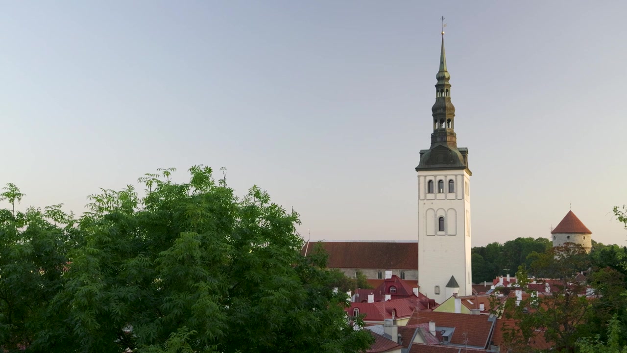 Vakre St. Olavs kirke i Tallinn, Estland, som rager høyt ved solnedgang