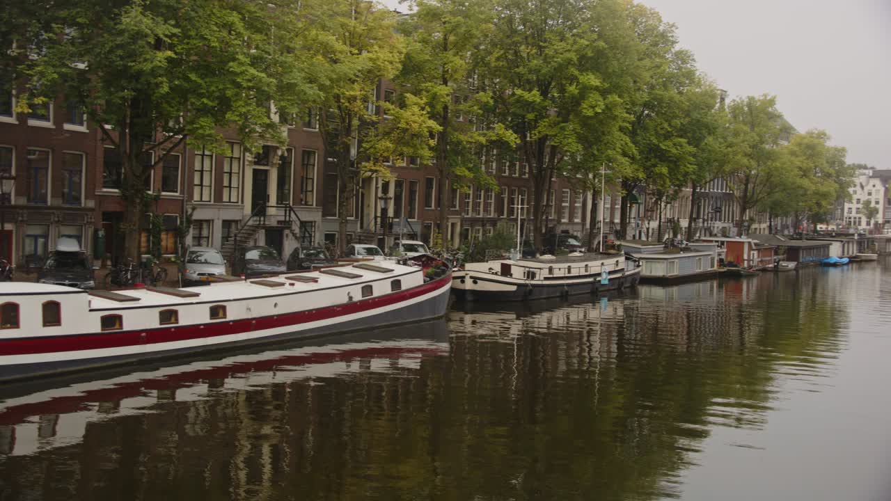 casas flotantes y hermosas casas cerca de un canal en ámsterdam