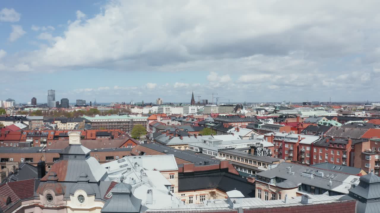 Ripresa con drone in una giornata di sole sulla città di Malm?.