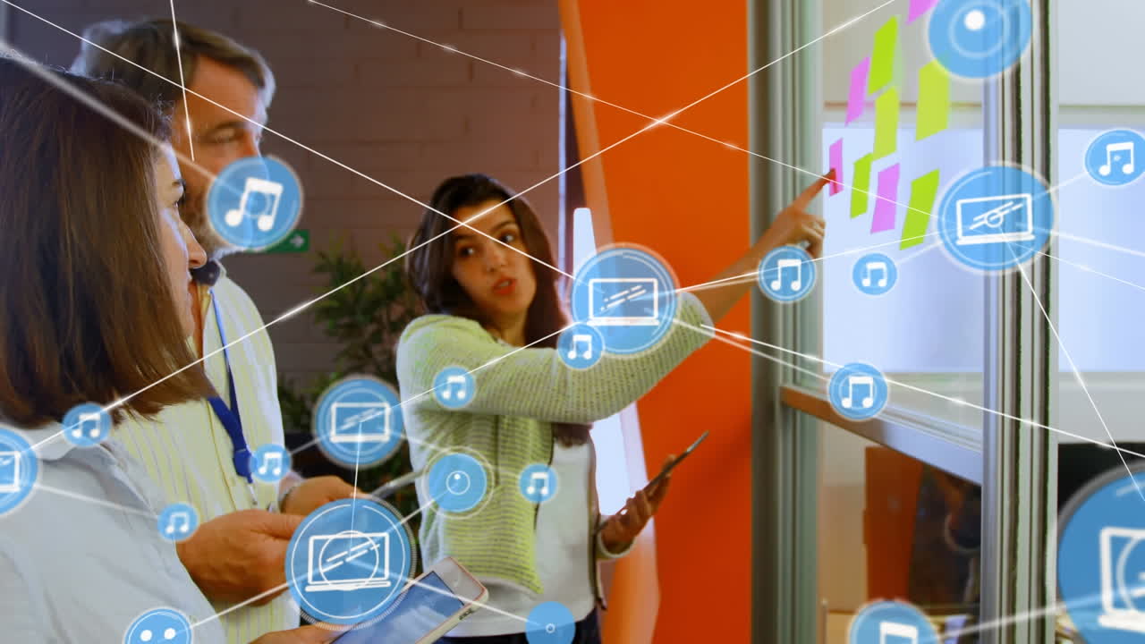 red de iconos digitales contra diversos colegas de oficina discutiendo sobre notas de memoria en la oficina