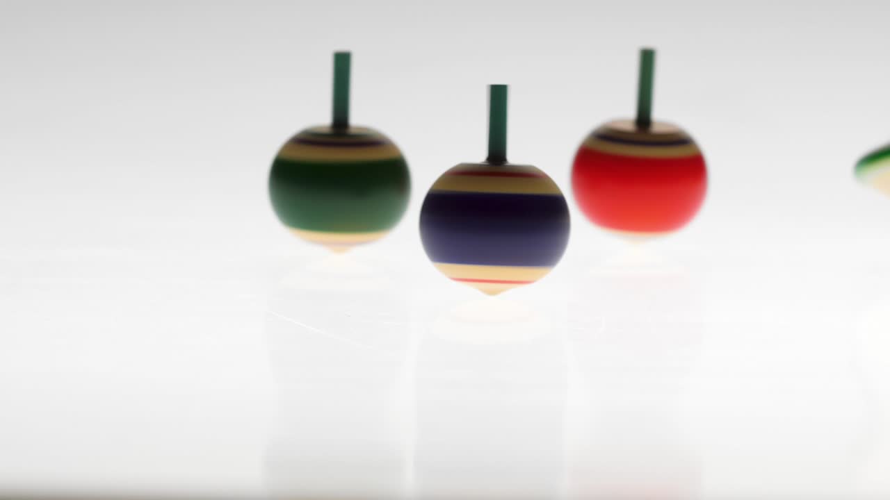 spintops girando sobre un fondo blanco