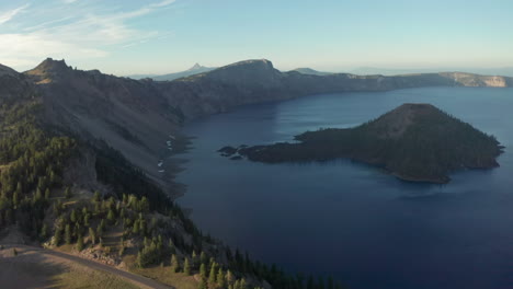 Toma-Aérea-Del-Control-Deslizante-De-La-Isla-Wizard-Y-El-Borde-Del-Lago-Del-Cráter-En-Oregon