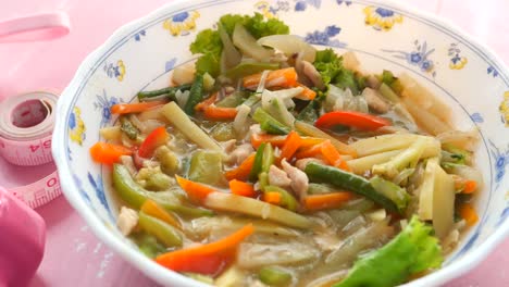 pollo frito saludable con verduras mezcladas