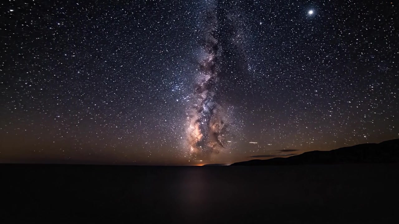 En fantastisk overgang fra dag til natt: Fanger den praktfulle solnedgangen over havet som går over i en stjernehimmel full av himmelske underverker.