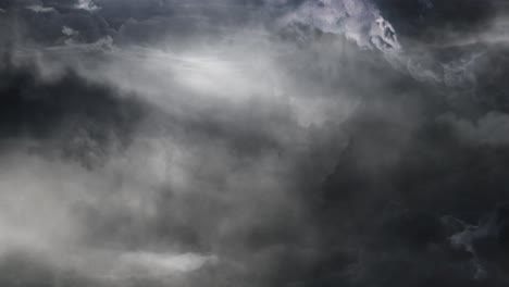tormenta de 4k dentro de una espesa nube de cúmulos en el cielo oscuro