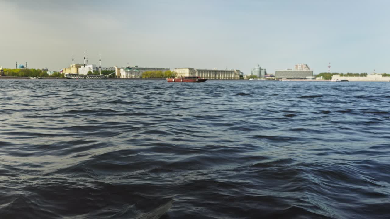 도시 풍경, 물결의 배경에 물 위의 보트