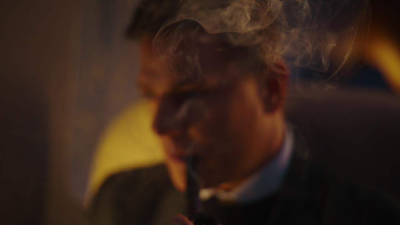 파이프를 피우는 남자