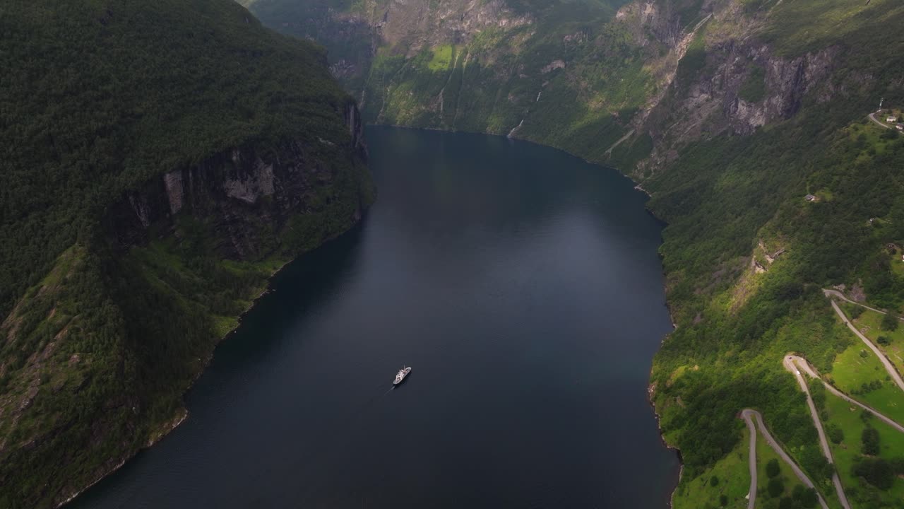 increíble drone disparado en lo alto de geirangerfjord