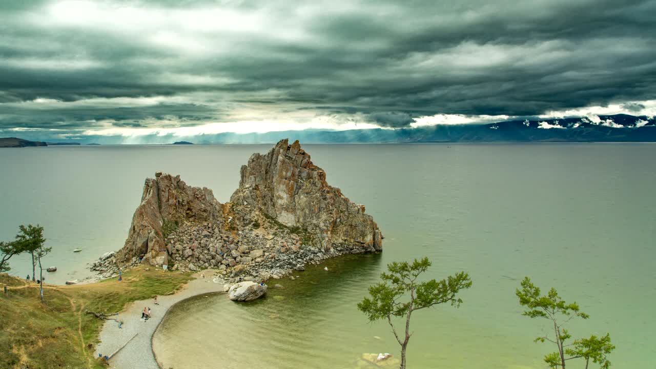 timelapse. vista superior de la bahía de baikal shamanka en un día nublado