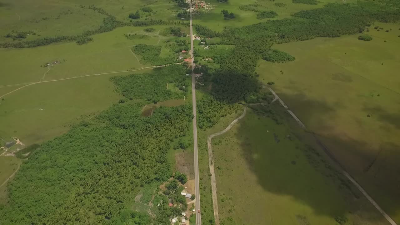 vista aérea de un largo camino recto a través de una sabana verde
