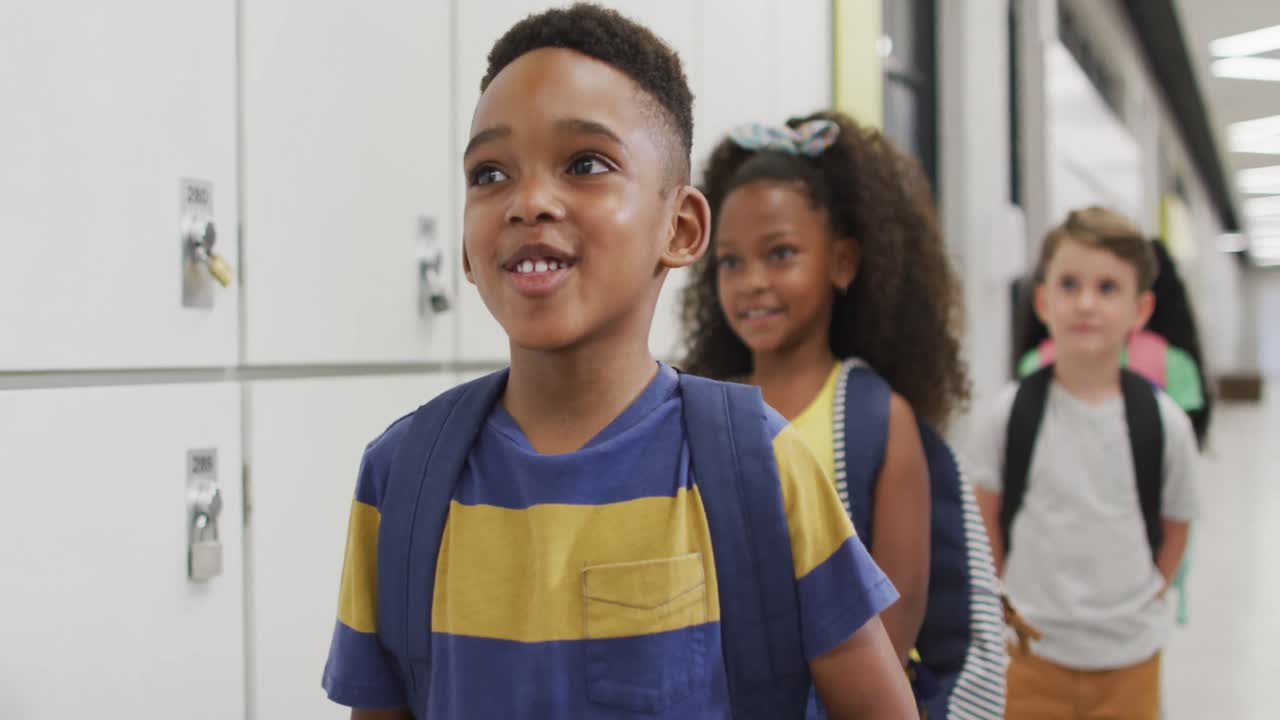 vídeo de alumnos felices y diversos de pie en fila y sonriendo antes de entrar en el aula