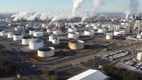 Buena-Antena-Sobre-Una-Enorme-Refinería-De-Petróleo-A-Lo-Largo-Del-Río-Mississippi-En-Louisiana-Sugiere-Industria,-Industrial,-Contaminación