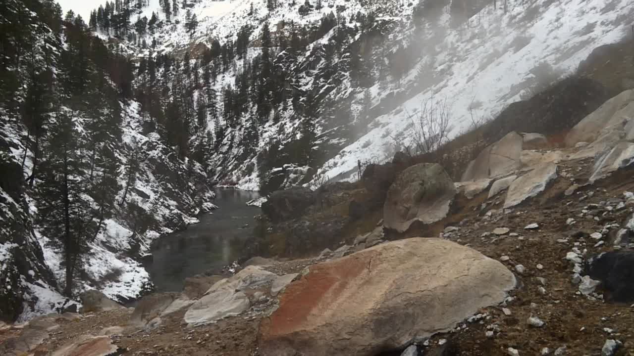 미국 아이다호 주 보이즈 국립 숲의 눈 인 바위 산과 안개