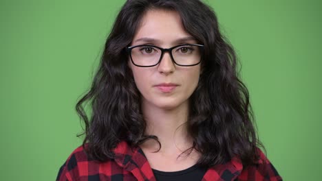 joven mujer de negocios hermosa mostrando el concepto de los tres monos sabios