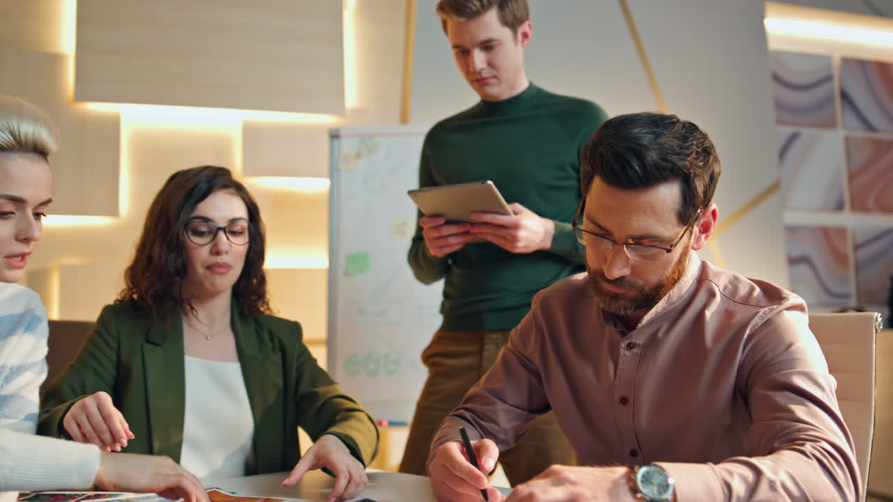 equipo firmando contrato reunión en la oficina de cerca. clientes poniendo firma