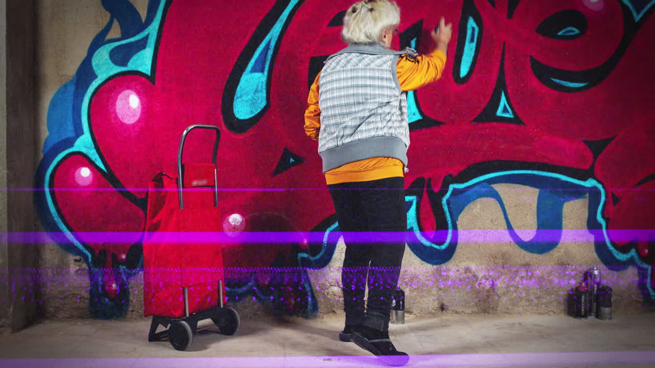 nonna artista di graffiti ribelle contro un muro urbano