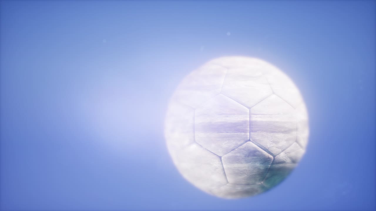 青空を背景にしたサッカーボール