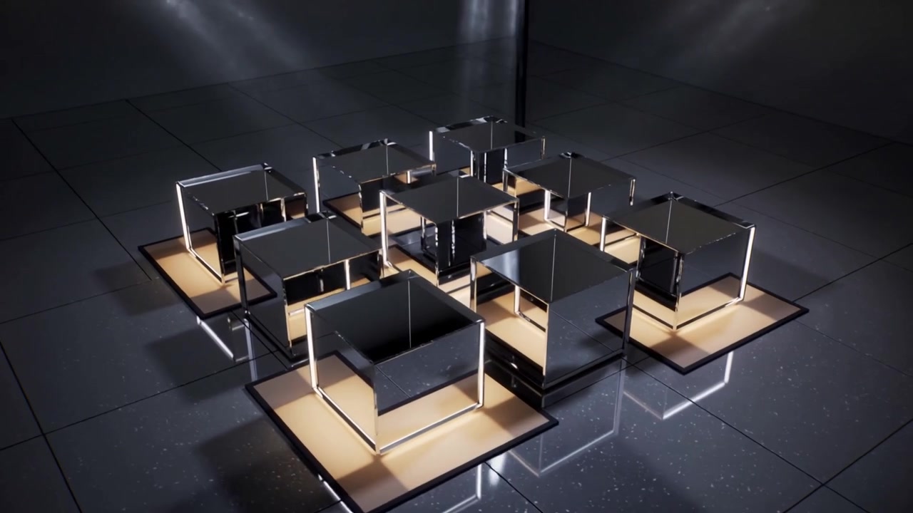 Câmera em movimento revela cubos espelhados levantando, girando e deslizando no chão de um showroom com bases iluminadas.