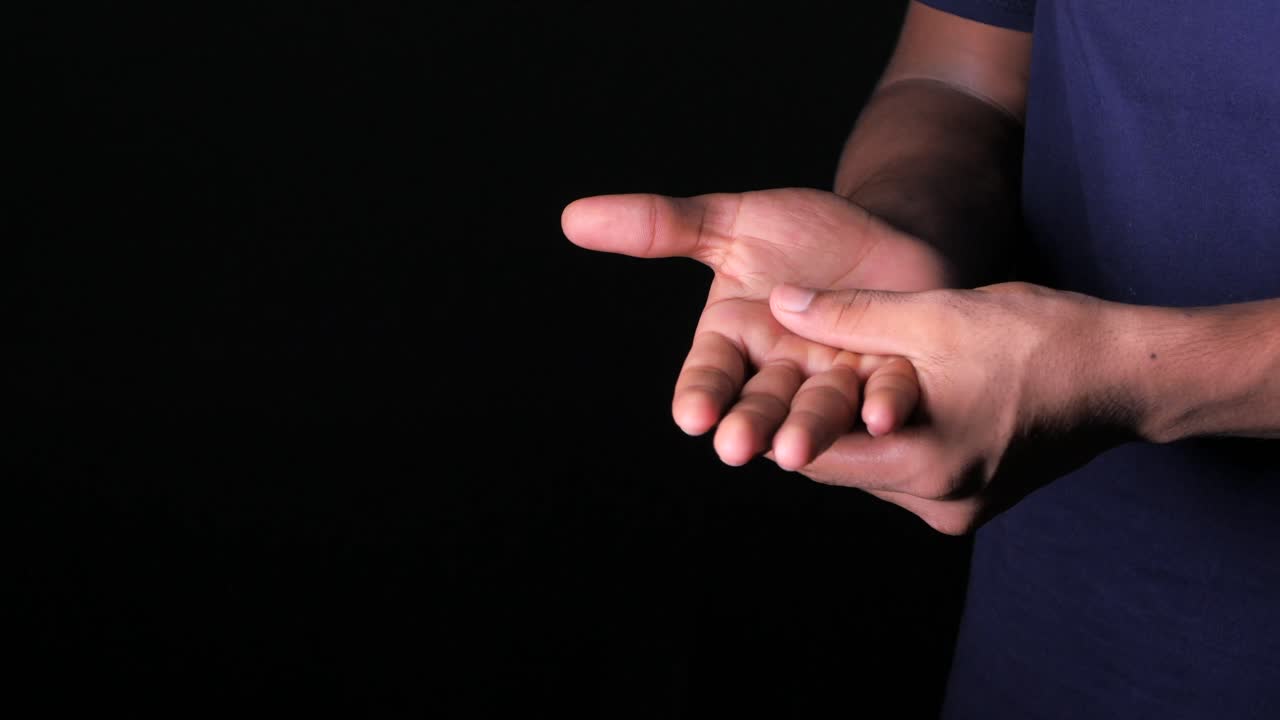 persona que experimenta dolor en la mano