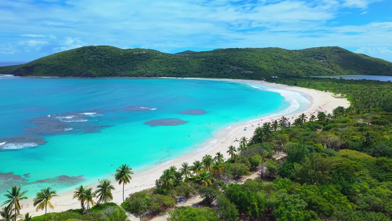 Volo Radente a Bassa Quota sull'Oceano sopra le Onde a Flamenco Beach