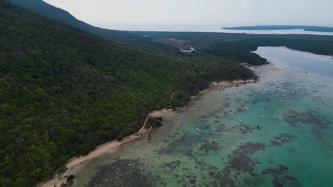 vista aérea de la playa de alano en la isla de karimunjawa, un lugar turístico en el centro de java, indonesia