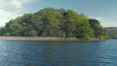 Impresionante-Isla-Paisaje-Irlanda-Lago-Desierto-Naturaleza-Travelling-Shot