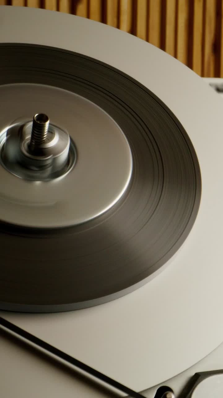 회전하는 레코드 플레이어의 클로즈업