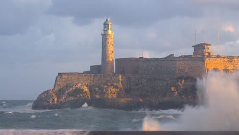 el castillo y fuerte del morro en la habana cuba con grandes olas en primer plano 2