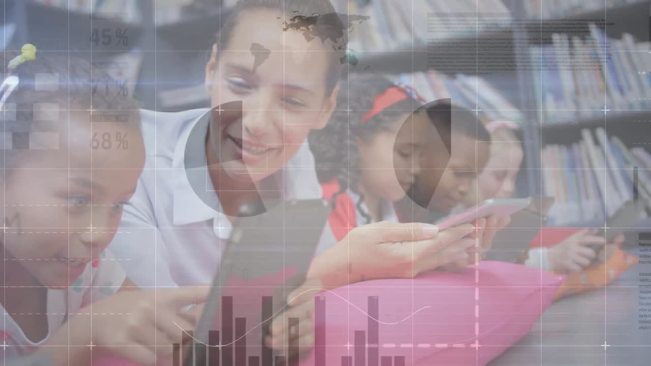 animación de la interfaz infográfica, una maestra diversa mirando a un estudiante que usa una tableta digital