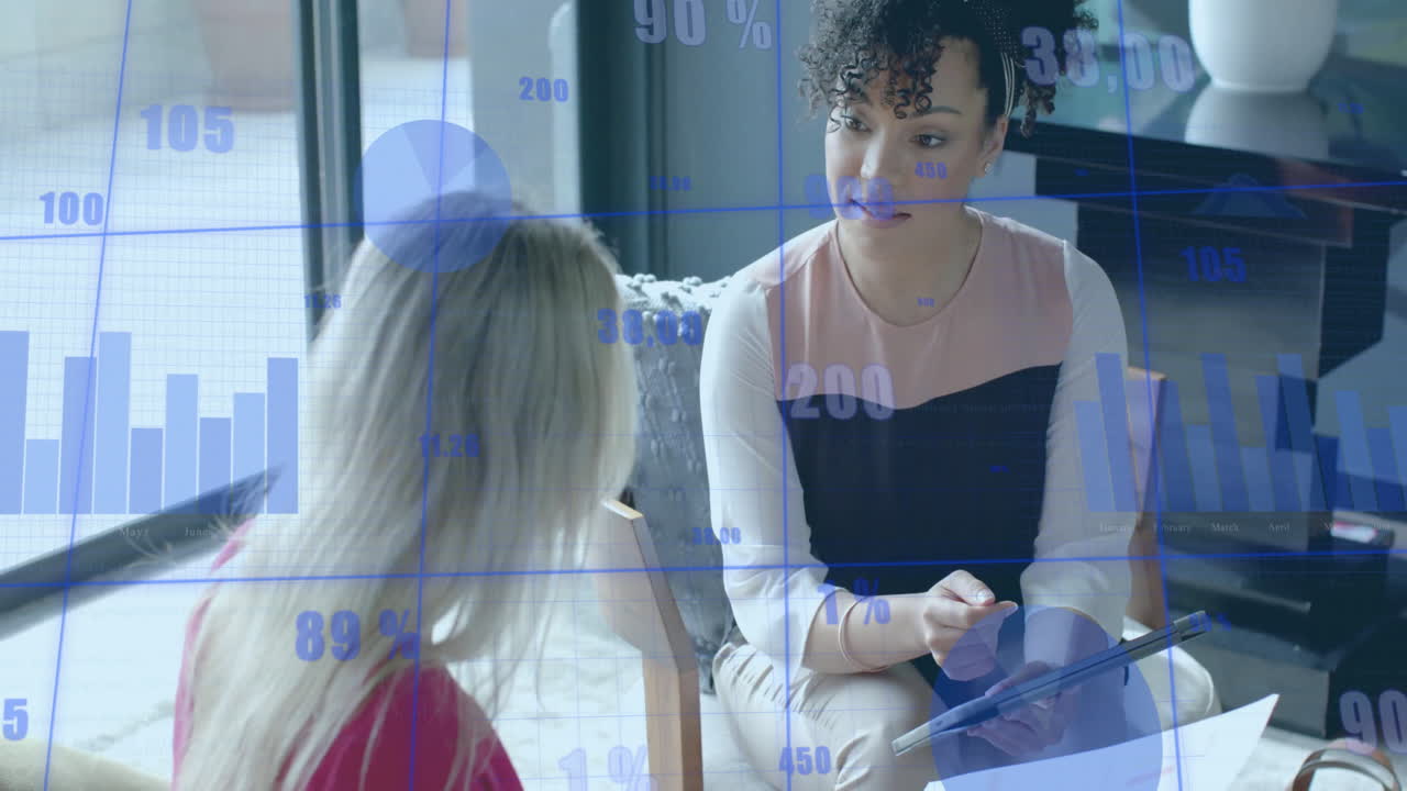 animación del procesamiento de datos financieros sobre diversas personas de negocios en la oficina